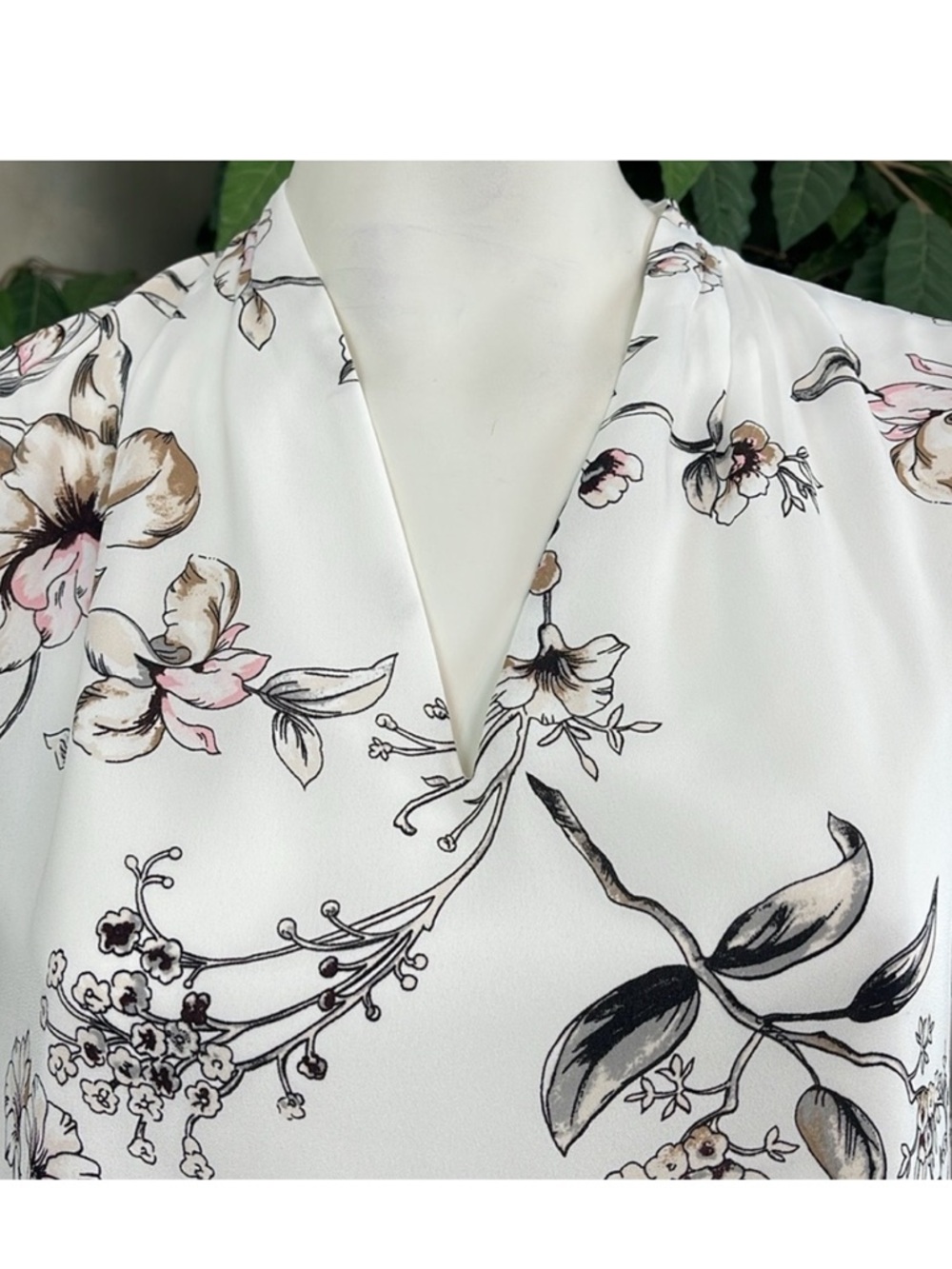 WHBM FLORAL PRINT V-NECK BLOUSE - Picture 4 of 10